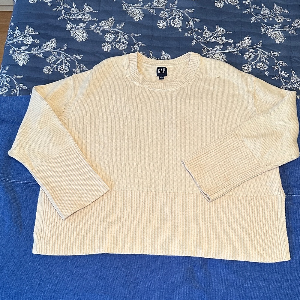 Gap Boxy Cotton Crew. Ecru color. petite/med